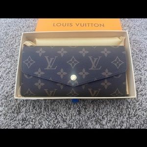 LV wallet with card holders